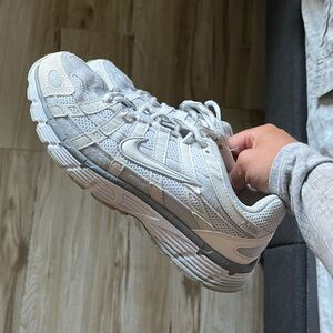 Nike Women's Light Gray Sneakers